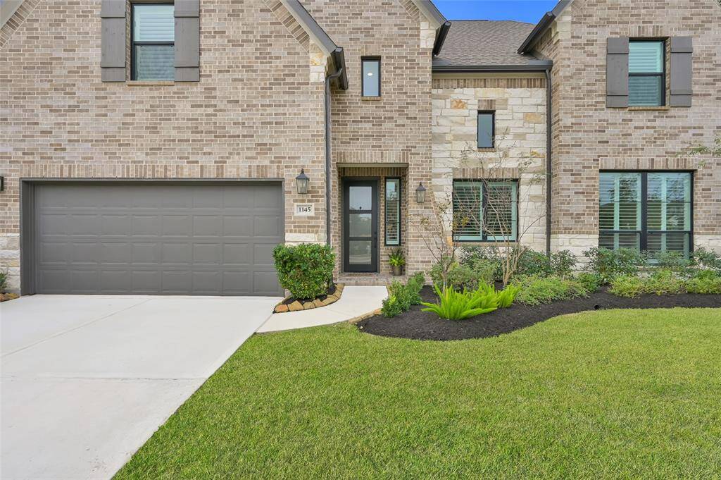 2-story Westin Home (Carter IX), located in the highly sought after Grand Central Park, sits on a PREMIUM reserve lot w/ no rear neighbors.