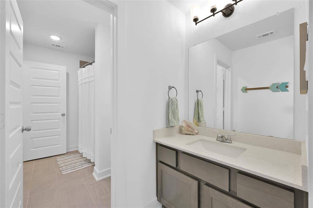 Jack/Jill style bathroom shared w/ secondary bedrooms #3 and #4.
