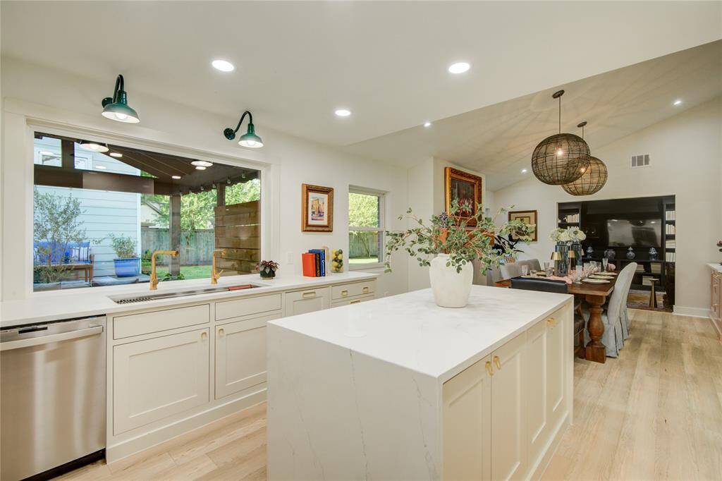 With the extra wide, dual-faucet sink, you will never argue over who has to do the dishes again! Also, there's a second dishwasher hiding...do you see it?