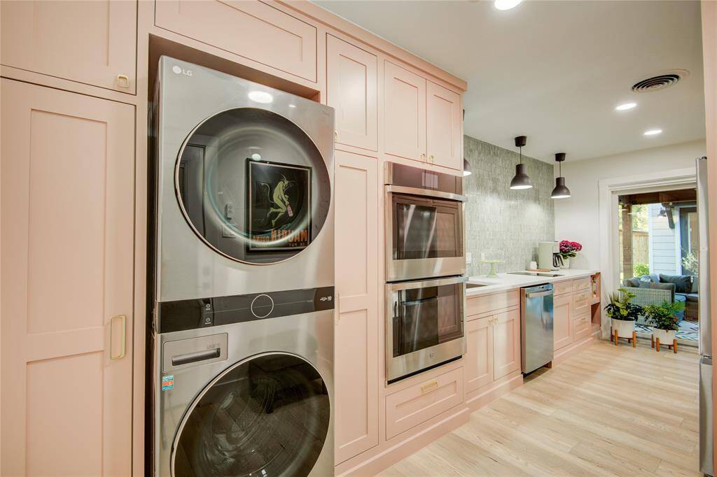 Don't forget your double oven with airfryer and wifi, helps keep the house cool and tidy!