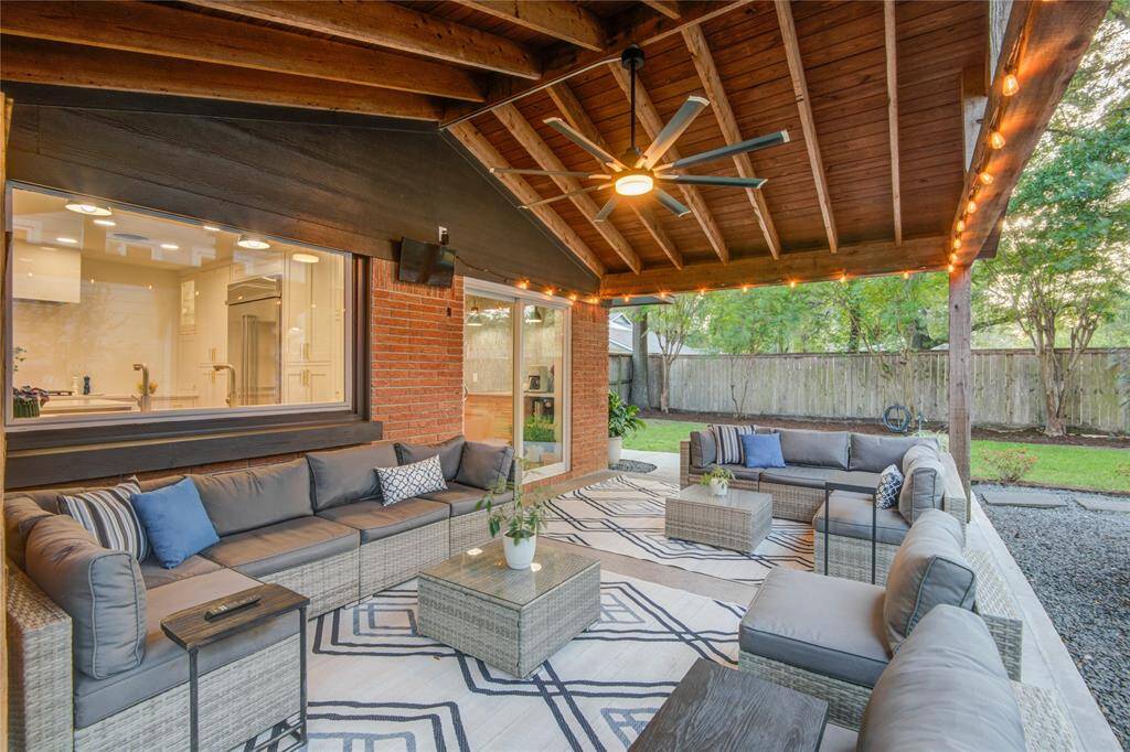 More entertaining, al fresco, under this amazing cedar covered patio.