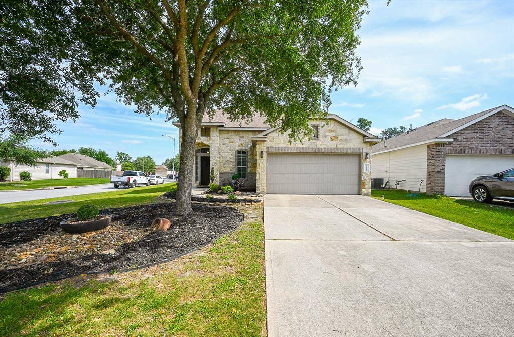 Welcome to this stunning 2-story D.R. Horton masterpiece in Stonepine!