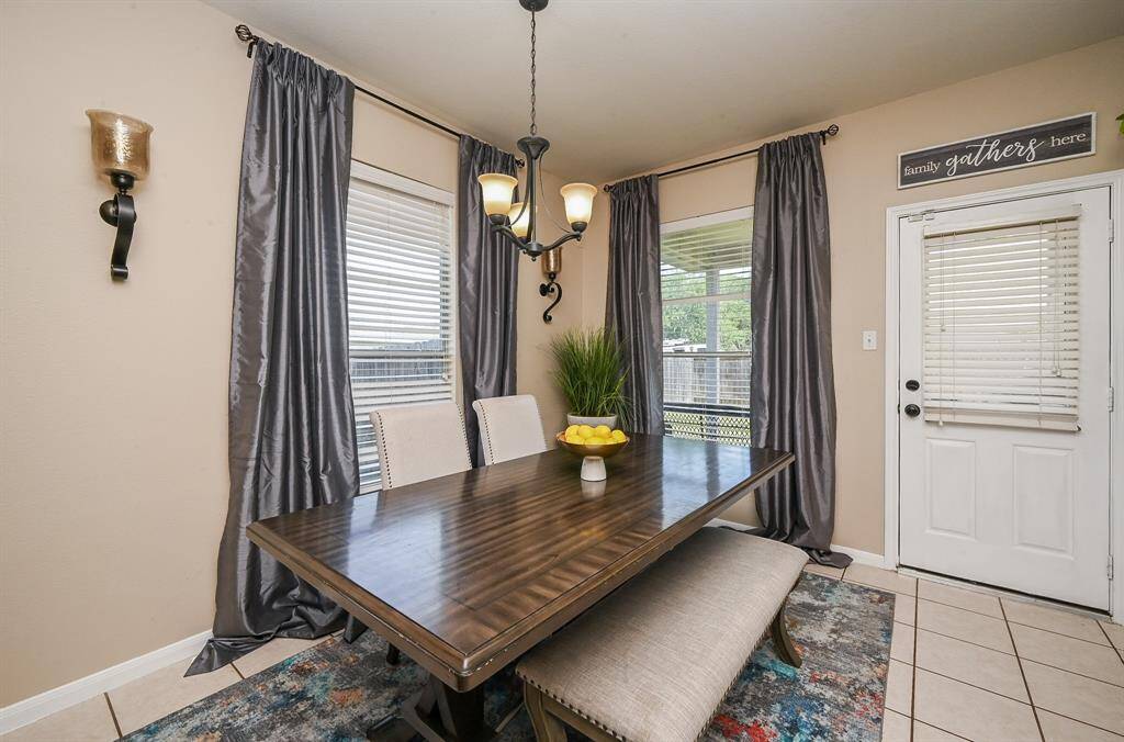 With plenty of windows, this space is warm and inviting. It effortlessly draws in natural light, making it feel open and airy.