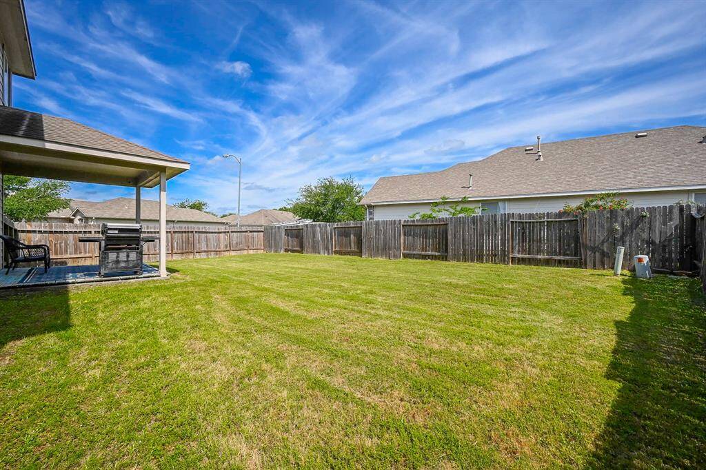 It’s also ideal for gardening enthusiasts, featuring ample space for flower beds or vegetable plots, and could easily accommodate a pool for added enjoyment and relaxation.