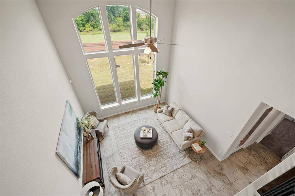 Cozy Retreat.This spacious third bedroom upstairs includes a charming reading nook by the window. Perfect for relaxation or quiet moments, it combines comfort with a touch of tranquility.