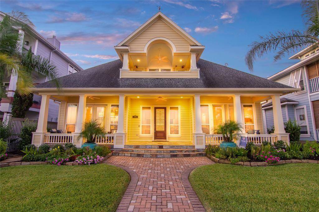 Welcome to Clear Lake Shores where locals call "Our Little Slice of Paradise." This home boasts with charm.