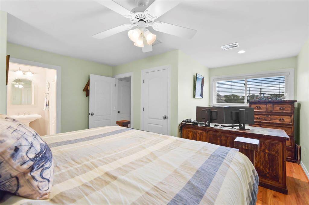 This office nook is the perfect work environment.