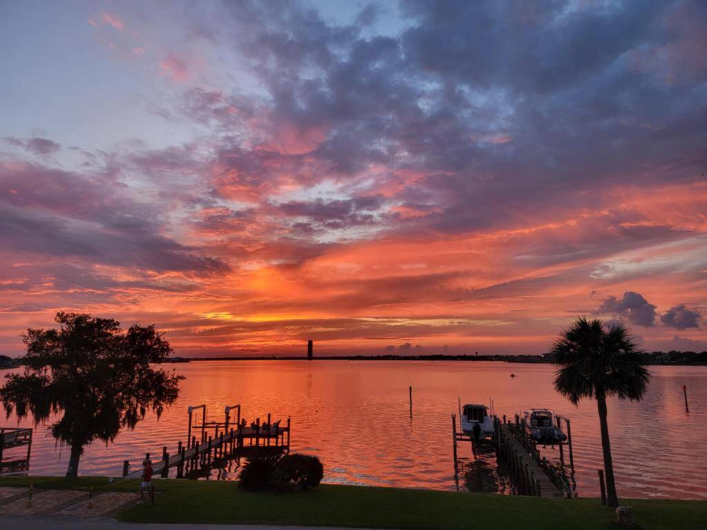 Imagine yourself enjoying this view every evening, or taking your boat to local restarants, fishing trip or an evening cruise.