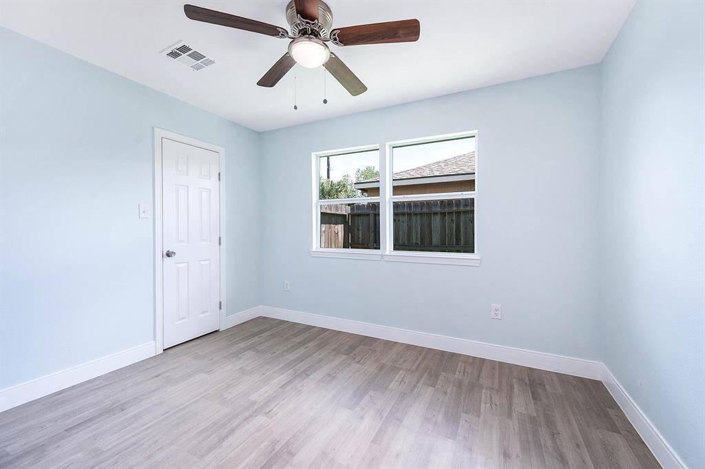 Secondary middle bedroom.