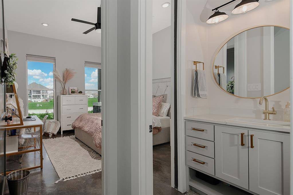 Secondary bedroom with access to the hall bath allowing use for guests visiting or staying!