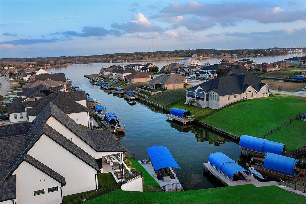Effortlessly navigate through the canal to the open waters of Lake Conroe!