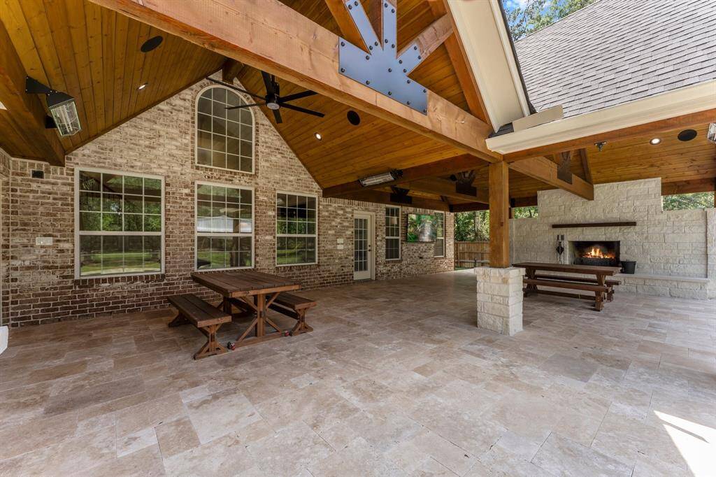 Built-in heaters, fans and recessed lighting! Your friends and family will be elated to come over and hang out on this amazing patio!