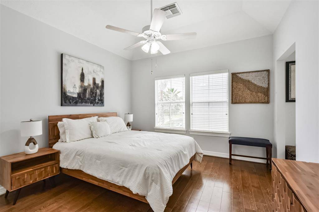 2nd Bedroom upstairs with access to a shared Jack n Jill bathroom-perfect for family or guests .