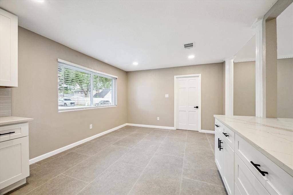 LARGE SPACE FOR A BREAKFAST TABLE