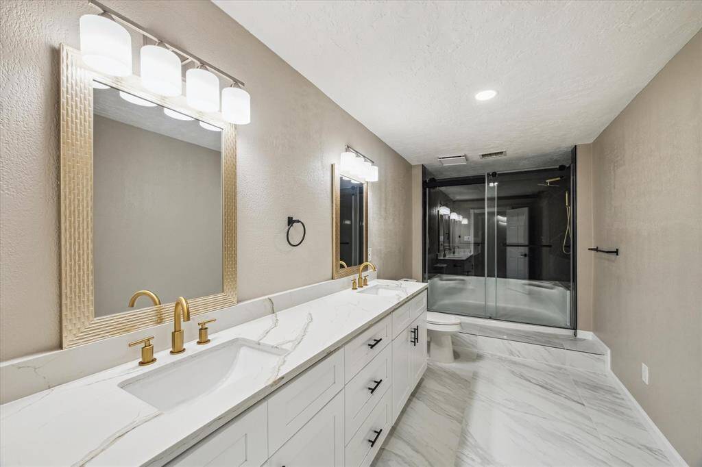 BATHROOOM WITH MODERN FINISHES