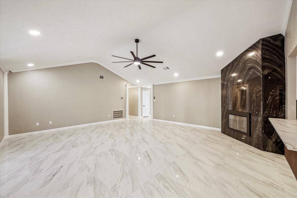 GRAND LIVING ROOM WITH SLEEK PORCELAIN TILE FLOORING AND MODERN FINISHES