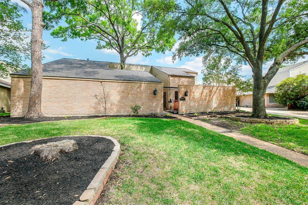 Welcome to 1319 E Brooklake!