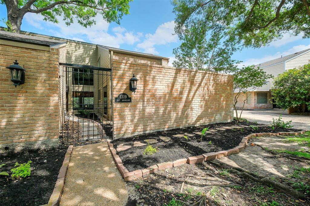 Welcome to 1319 E Brooklake!