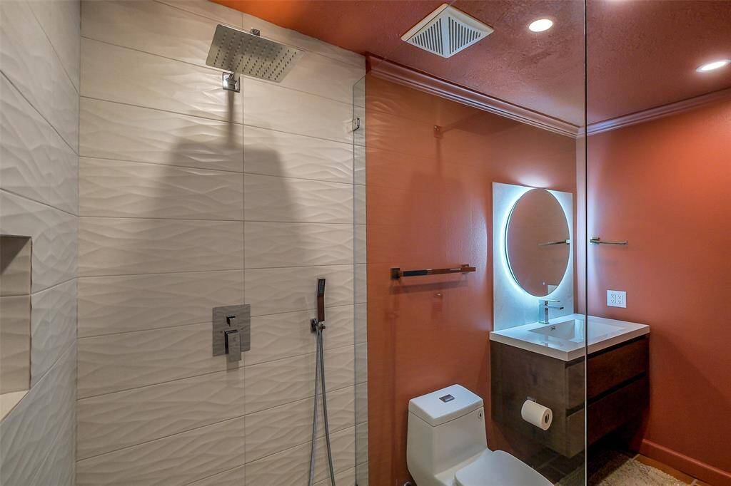 Recently completely renovated ensuite bathroom attached to the spacious guest room. Designer finishes are gorgeous here.
