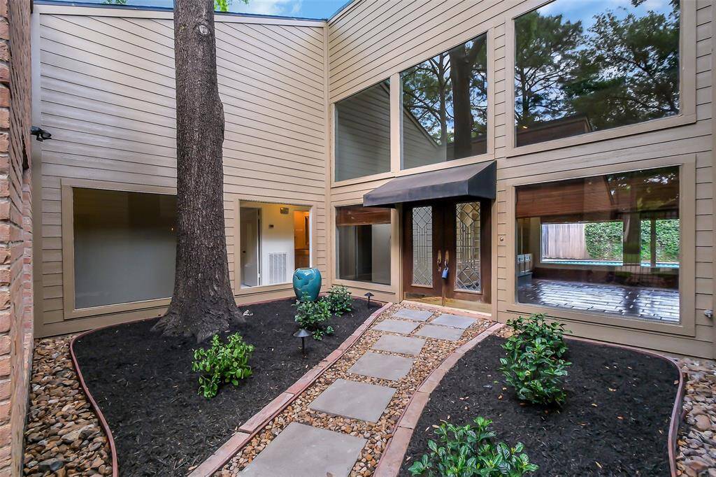 Welcome to 1319 E Brooklake!