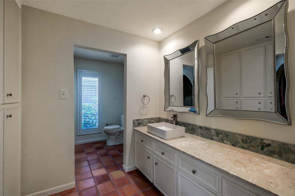 Full secondary bathroom.