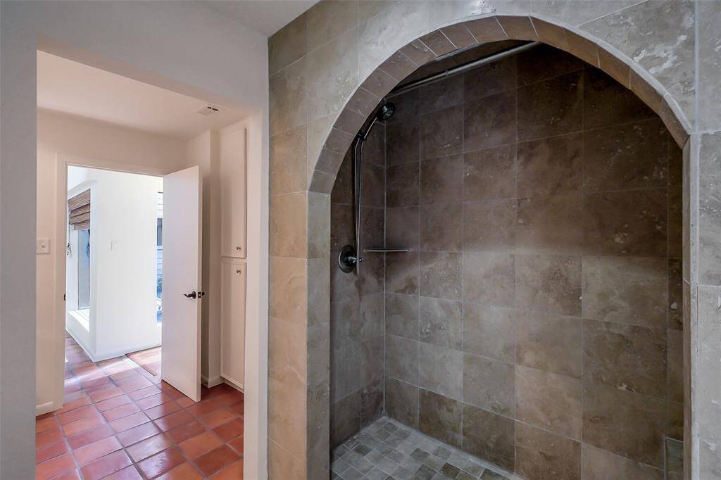 Full secondary bathroom.