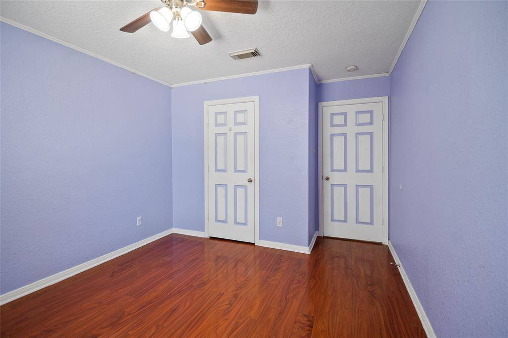 Secondary bedroom.