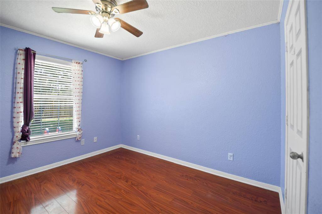 Secondary bedroom.