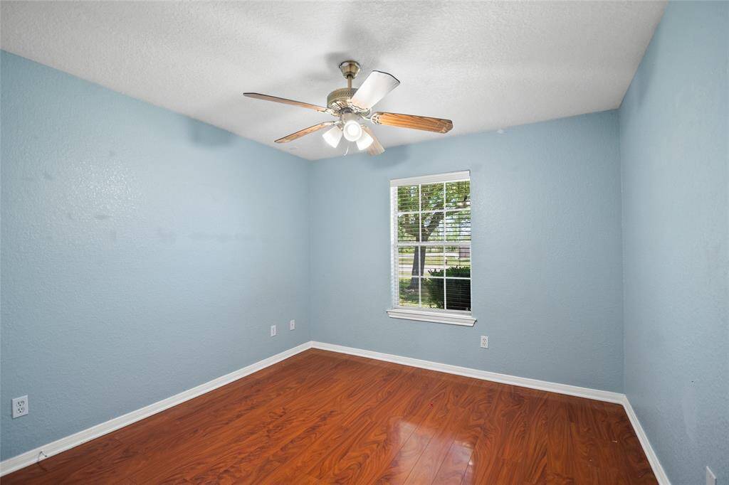 Secondary bedroom.