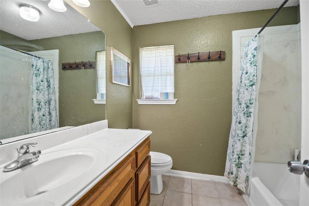 Secondary bathroom.