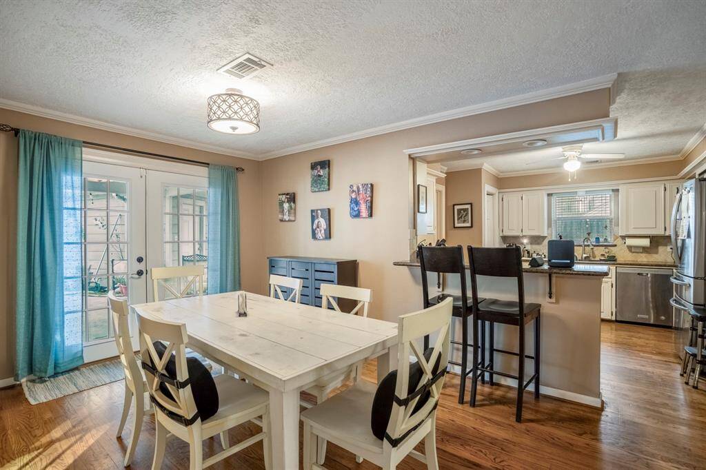 The kitchen and breakfast area is spacious and bright.