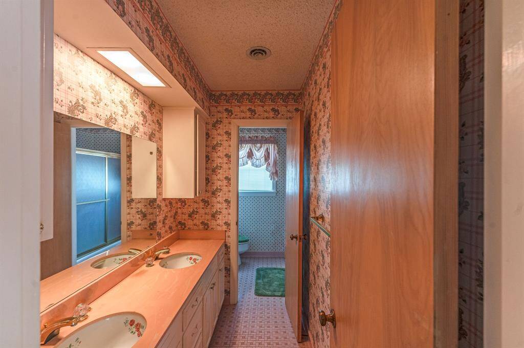 2nd bathroom