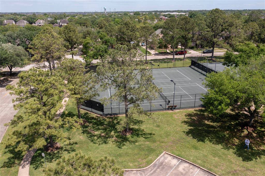 The park has four tennis courts.