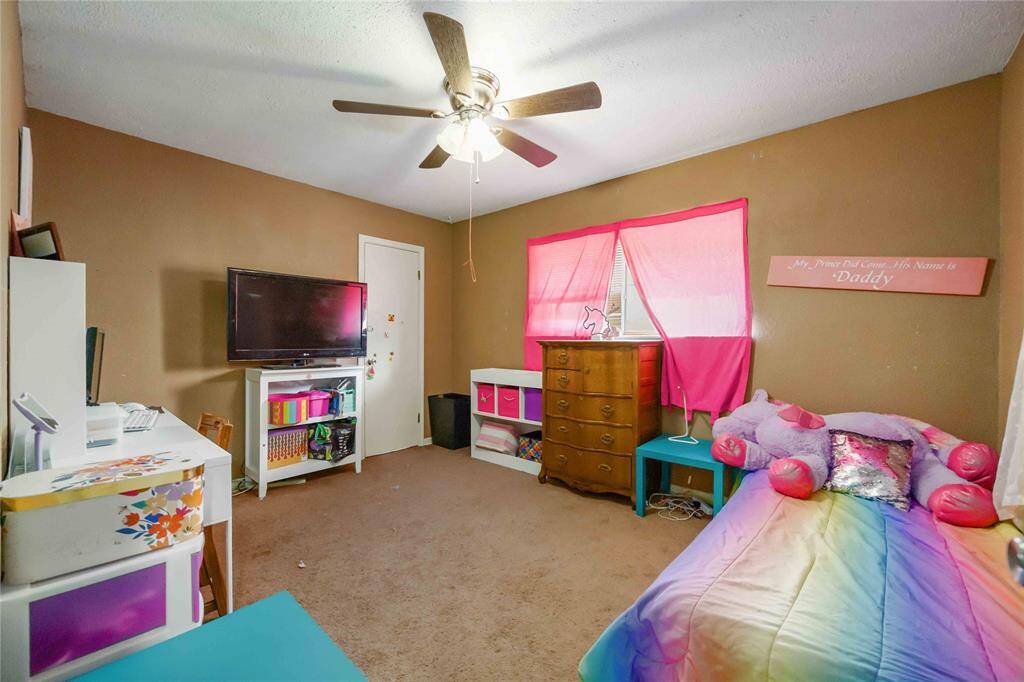 Secondary Bedroom w/walk in closet