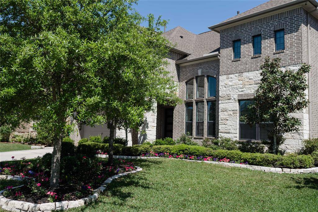 Beautiful, well maintained landscaping
