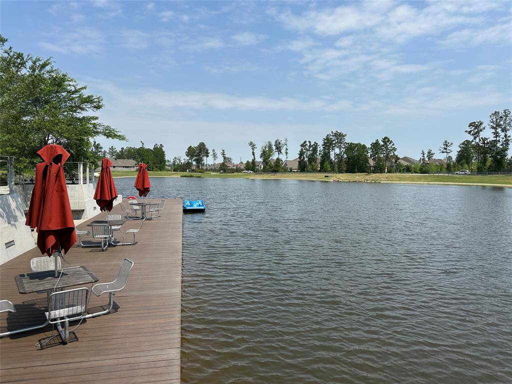 Enjoy serene lakeside dining with stunning water views, perfect for relaxation and entertaining.