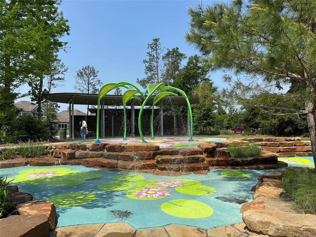 Experience endless fun in this vibrant splash pad, perfect for family enjoyment and outdoor relaxation.