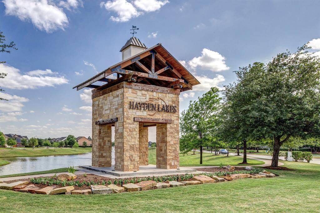 Hayden Lakes offers walking trails, pool, playground and dog park.