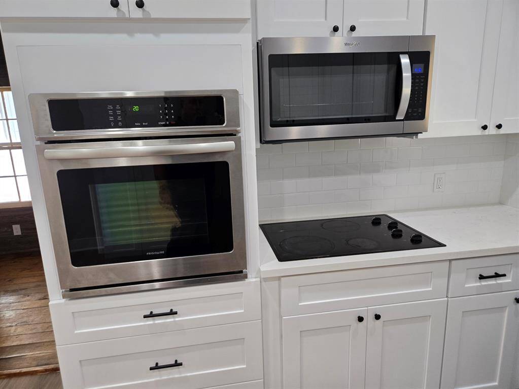 Stainless steel applliance package, and quartz countertops!
