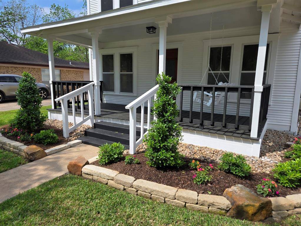 Wonderful front porch and beautiful landscaping!