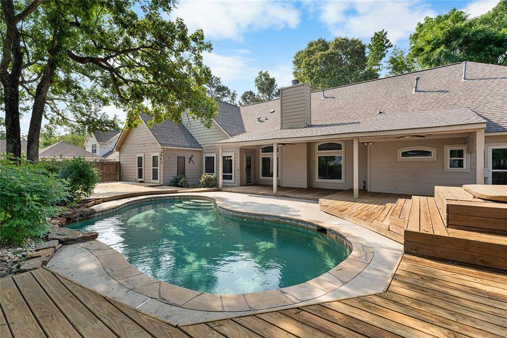 Incredible back yard with pool, hot tub and covered back patio.