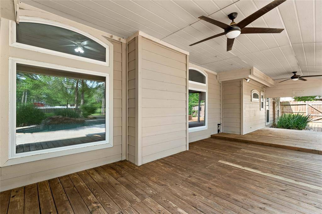More views of the covered back patio with plenty of seating area!