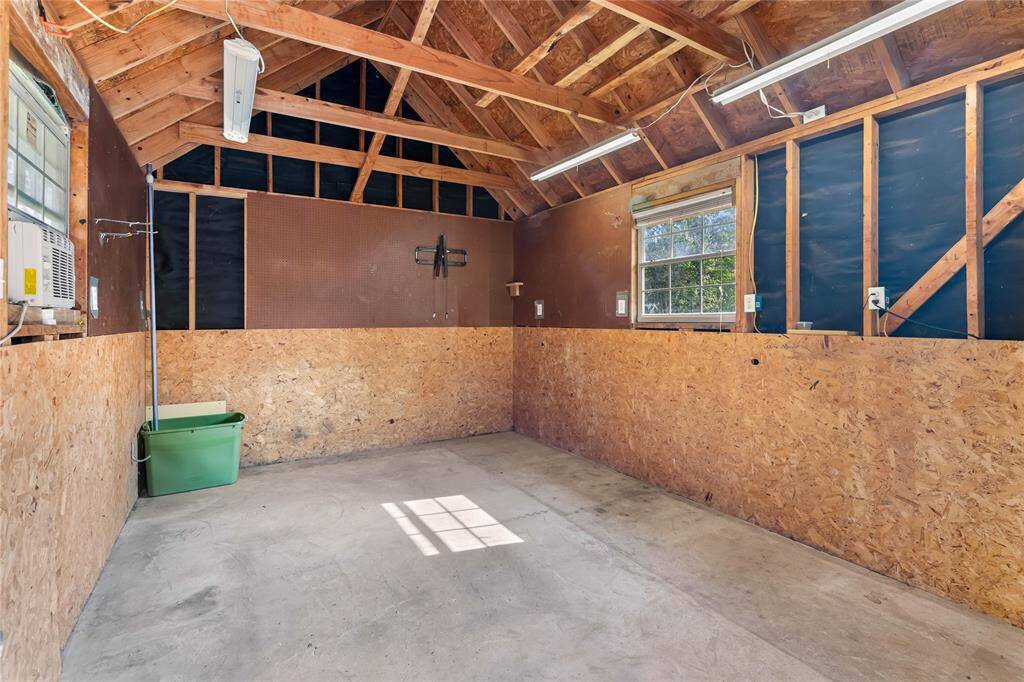 Great storage shed space that has previously been used as a gym, workshop & more!