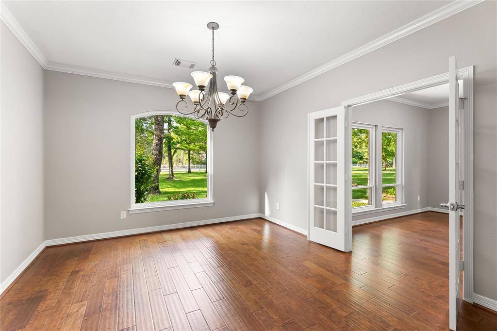 Formal dining off kitchen & formal living with plenty of room for furniture!