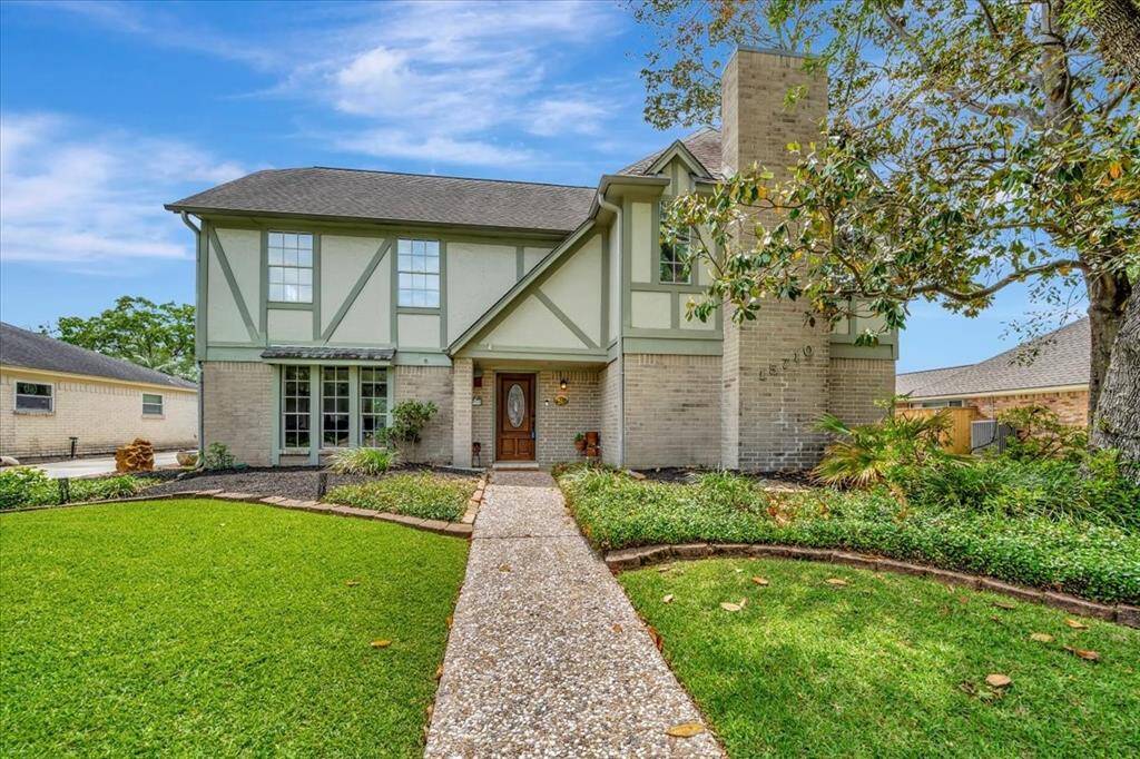 Welcome home to beautiful Larkfield Drive!