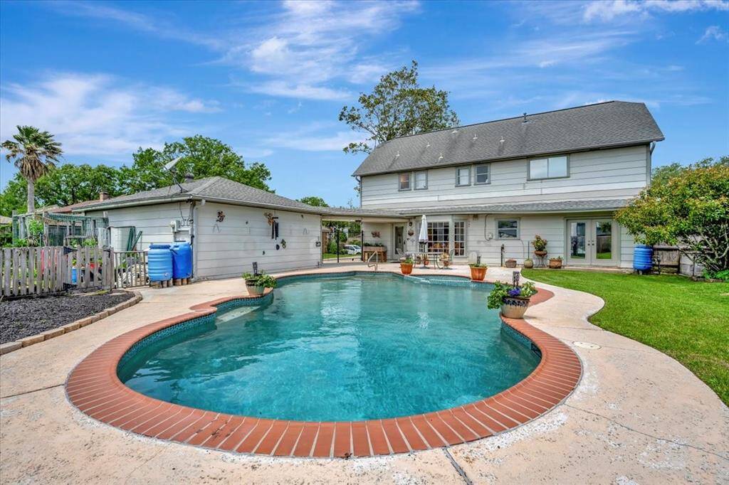 Generously sized lot. Well maintained deck.