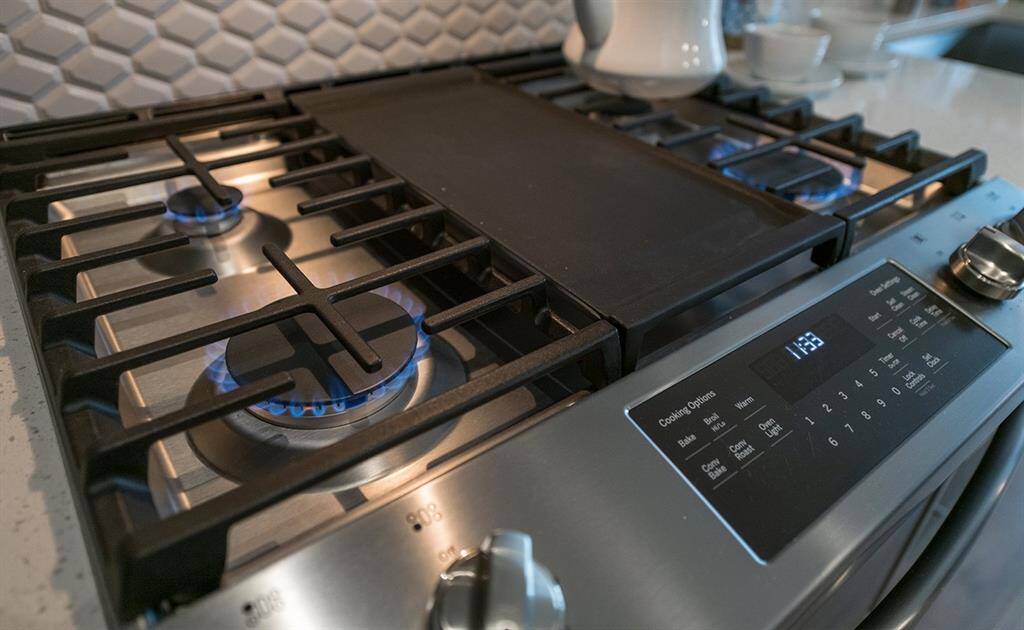 4 burner gas stove with a griddle!