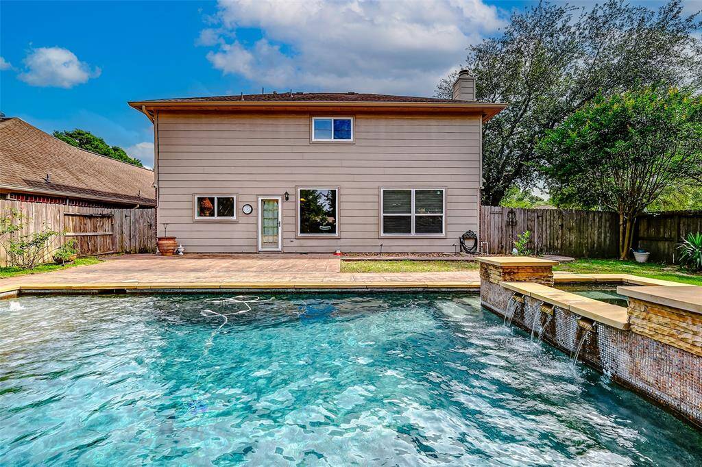 Sparkling pool to relax and enjoy the Sun