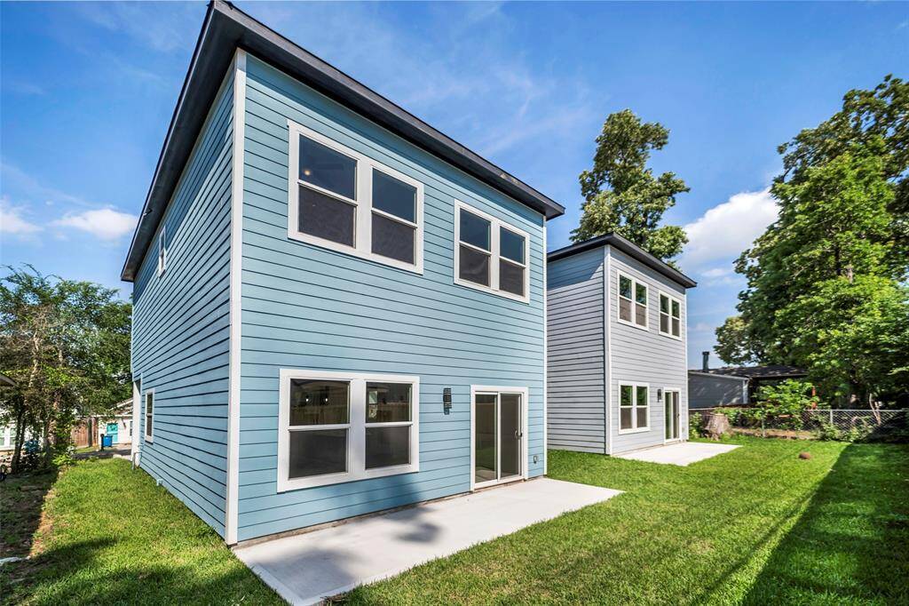 Step outside to your cozy backyard—a perfect spot for quiet relaxation and enjoying the fresh air.