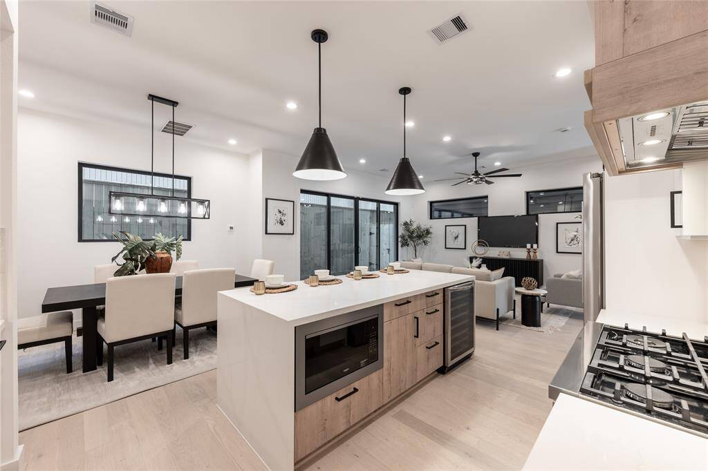 Designed with an open flow, the island anchors the space while maintaining an airy and connected ambiance.